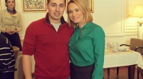 andreea esca surprinsa in bratele unui tanar