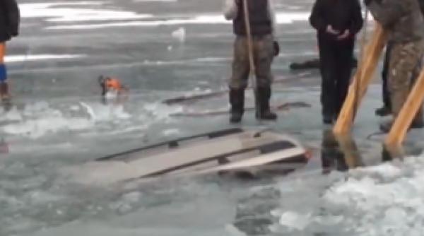 au intrat cu suv ul sub gheata cum l au scos