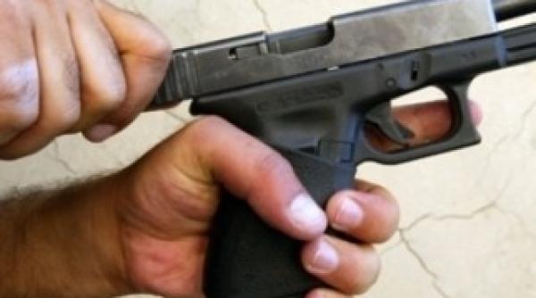 pistolarul din militari s a predat dupa ce familia lui a fost retinuta