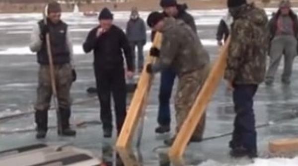 nu o sa iti vina sa crezi cum scot rusii un suv dintr un lac inghetat