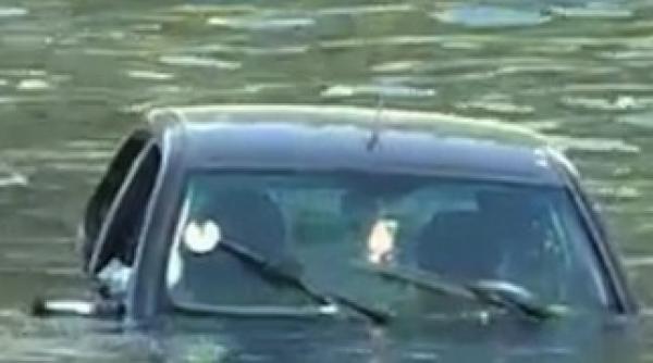 o masina a derapat si a cazut in dambovita