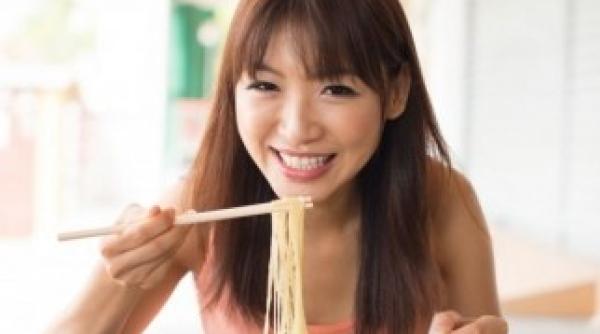 cum si de ce au ajuns chinezii sa manance cu betisoarele