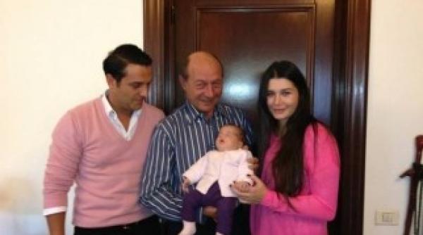 emotionant cum l a asteptat nepotica lui basescu pe mos nicolae