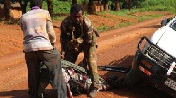 hollande risca si intervine cu trupe in republica centrafricana