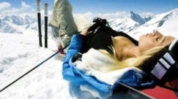 bancul zilei o blonda la munte iarna