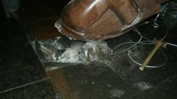statuia lui lenin decapitata de protestatari la kiev