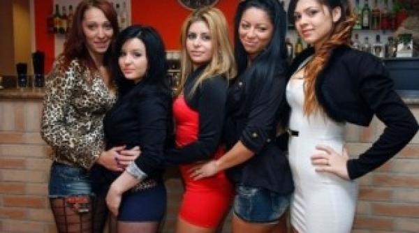 o romanca a deschis un bar unde fetele servesc doar in bikini