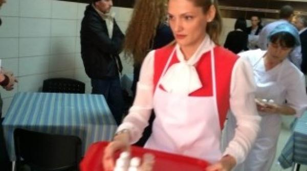 ramona manescu alaturi de asistati la o cantina sociala