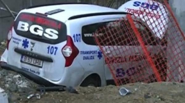 bucuresti o ambulanta ajuns intr o groapa de trei metri