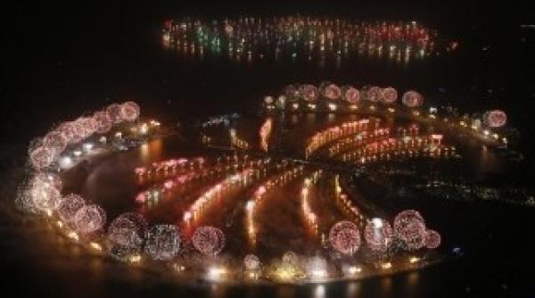 spectaculos 500 000 de artificii lansate din 400 de locatii diferite