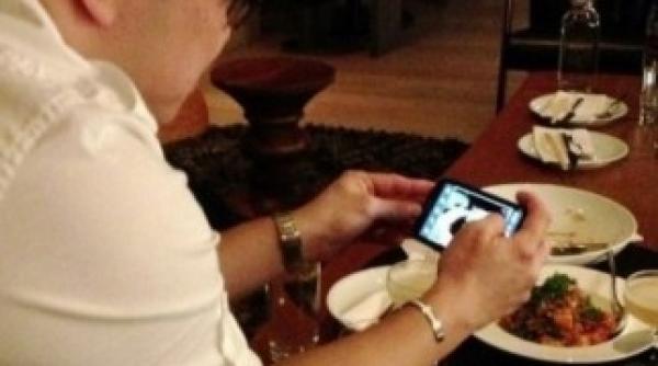 ce se intampla cu oamenii care folosesc gadgeturi timp ce mananca