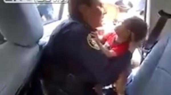 imagini coplesitoaree politista care a induiosat internetul