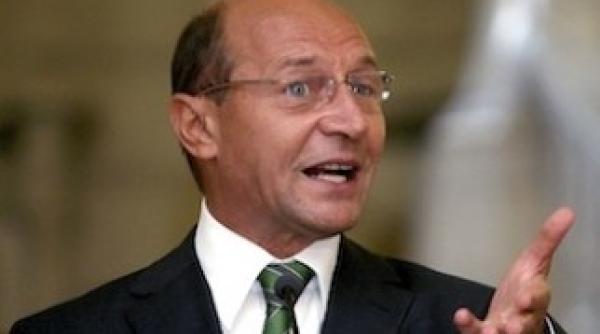 basescu s enervat la pupitru schimb halucinant de replici cu un reporter