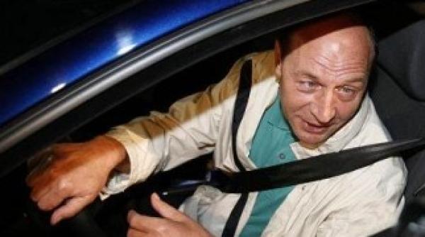 ponta basescu se joaca ca un copil acciza de la 1 aprilie