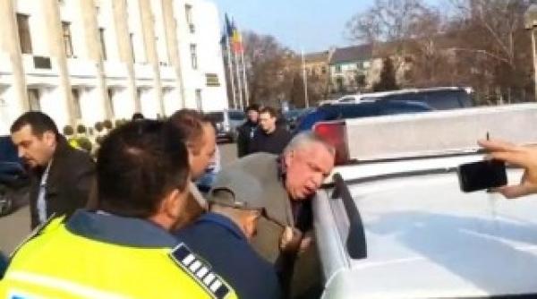 mazare pe constantinescu l au luat de testicule ca sa l bage in masina