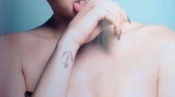 miley cyrus in sanii goi uite cum arata topless rebela momentului