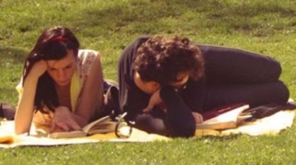 romanii aloca mai mult timp vizitelor si aniversarilor decat cititului