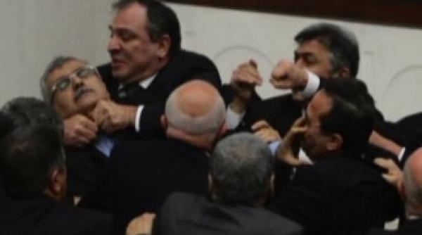 bataie parlamentul turc un deputat s ales cu nasul spart