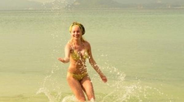 uite o pe laura cosoi uda pe o insula pustie