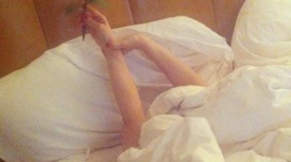 andreea esca surprinsa intre asternuturi poza care surprins pe fani