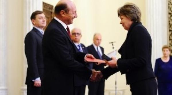 antonescu acuza mona pivniceru victima unei intelegeri intre ponta si basescu