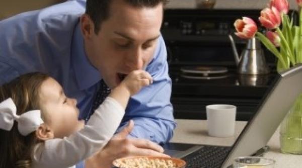 genial un tata ii citeste fiicei sale sloganurile din magazinul de cosmetice pentru evita transformarea ei obiect sexual