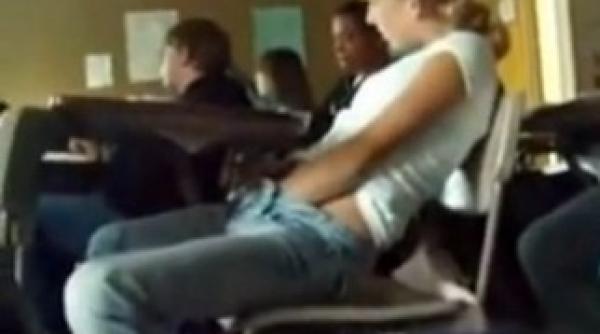 incredibil ce facea o eleva in clasa a fost filmata si facuta de rusine