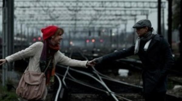 fa mi loc povestea regasirii doi tineri cuseta unui tren