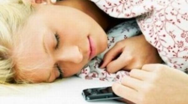 la ce pericole va expuneti daca tineti telefonul mobil in dormitor