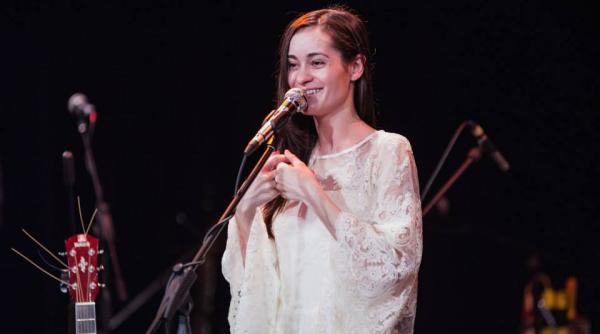 interviu exclusiv o vedeta de la antena 1 se bate cu tanara care atunci cand canta te lasa mut de uimire video