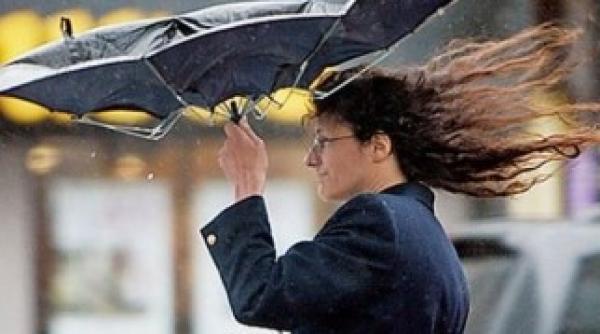 circula ie restric ionata in bucure ti vantul a daramat un copac