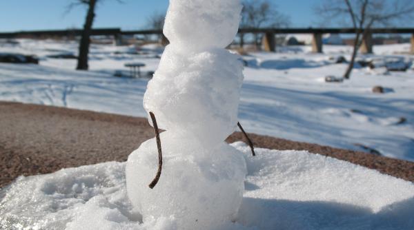 bancul zilei doua feti e fac un om de zapada