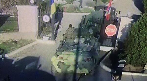 trupe ruse au intrat cu blindatele intr o baza aeriana din crimeea