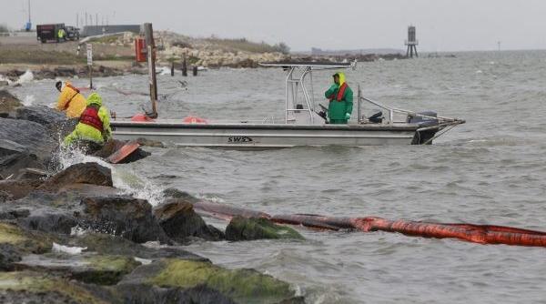 dezastru ecologic scurgere de petrol in apa dupa ce a avut loc un accident grav