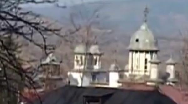 o comuna din romania are 28 de biserici cui ii este dedicata una dintre ele