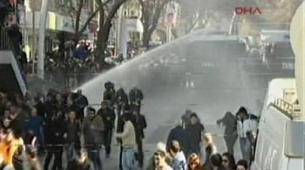 proteste in turcia autorita ile folosesc tunurile de apa