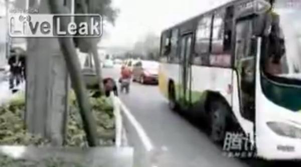 imagini incredibile i a facut nevoile pe strada la ora de trafic intens