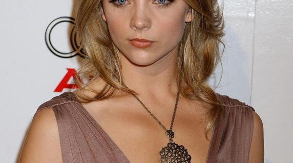 vedeta din games of thrones topless pentru gq