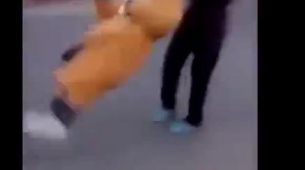 ingrozitor cum terorizeaza acesti tineri o batrana video