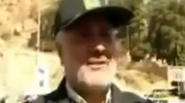 s au luat la bataie in spatele poli istului in timp ce acesta dadea un interviu