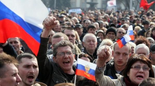 tensiuni la donetk administra ia invadata de manifestan i proru i