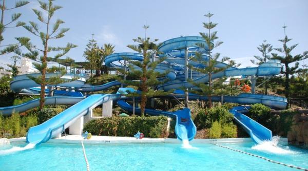 bancul zilei un baie el face pipi in piscina