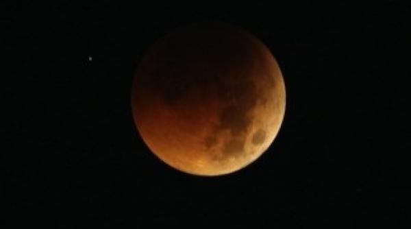 eclipsa totala de la luna vezi live video evenimentul