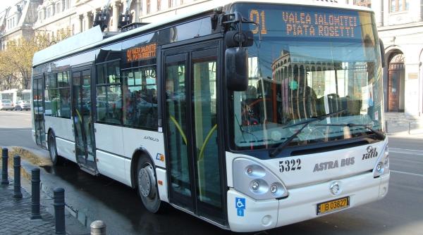 bancul zilei unei blonde ii suna telefonul in troleibuz