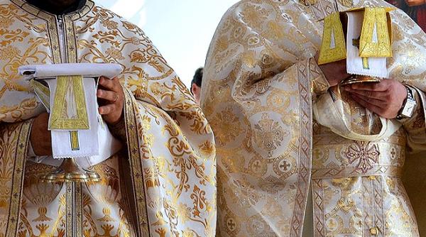 doi preo i sunt acuza i de fraude bancare