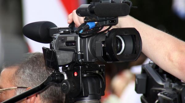 cameraman pro tv lovit cu scaunul in cap la dinamo steaua