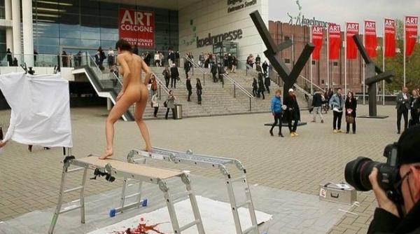 protest prin arta la nudul gol video