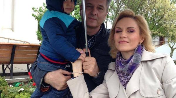 gabriela firea alaturi de familie de unde va lua lumina sfanta a invierii foto