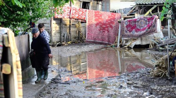 situa ie dramatica zeci de persoane au fost evacuate codul ro u de inunda ii prelungit
