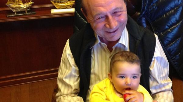 traian basescu ciocne te oua cu nepo ica pe facebook foto